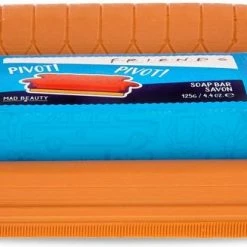 Groothandel ???? Mad Beauty Friends TV-Show Merchandise Zeep & Zeepbakje De 'Friends Sofa' - Cederhout & Limoen Geur ???? 11 Groothandel ???? Mad Beauty Friends TV-Show Merchandise Zeep & Zeepbakje De 'Friends Sofa' - Cederhout & Limoen Geur ???? -La Roche Shop 550x327 2